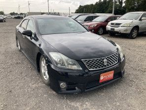 2010 Toyota Crown thumbnail