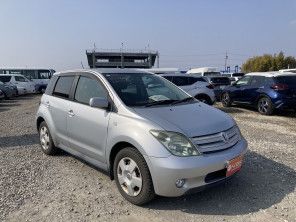 2005 Toyota IST thumbnail