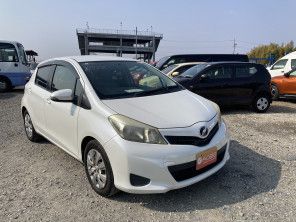 2011 Toyota Vitz thumbnail