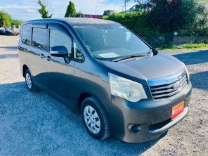 2011 Toyota Noah thumbnail