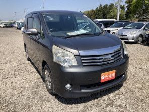 2013 Toyota Noah thumbnail