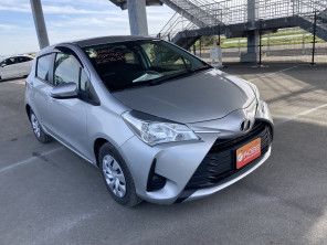 2017 Toyota Vitz thumbnail
