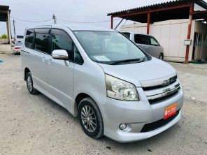 2009 Toyota Noah thumbnail